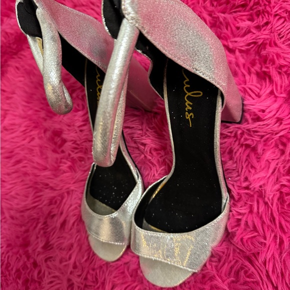 Lulu's‎ Silver Heels with Ankle Strap and Peep-Toe - women’s size 8 - Picture 4 of 10